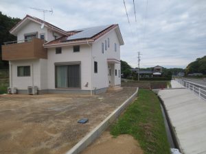 クラシックレンガのアプローチ　人工木デッキ　