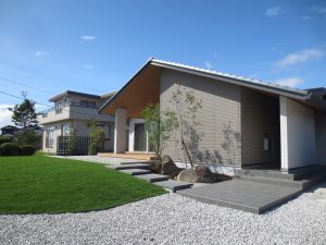 エクステリア工事　タイルテラス　芝庭