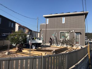 大型テラス+目隠しで多目的空間