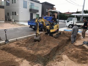 カースペース、デザイン塀、さしかけ工事開始