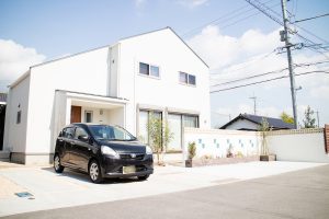 白い壁に天然芝の絨毯